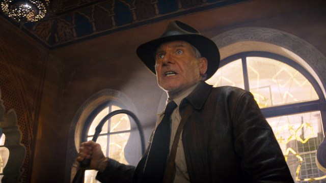 I KJENT STIL: Harrison Ford svinger pisken for femte gang i «Indiana Jones and the Dial of Destiny». Foto: ©2022 Lucasfilm Ltd. TM. All Rights Reserved.