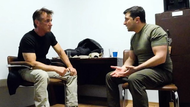 KRIGSLEDER: Sean Penn møter Volodymyr Zelenskyj på dagen for den russiske invasjonen i «Superpower». Foto: © The People' Servant LLC, All Rights Reserved
