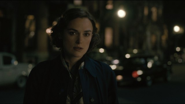 PÅ SPORET: Keira Knightley spiller journalisten  Loretta McLaughlin som var sentral i dekningen av The Boston Strangler på første halvdel av 1960-tallet.  FOTO: Disney+