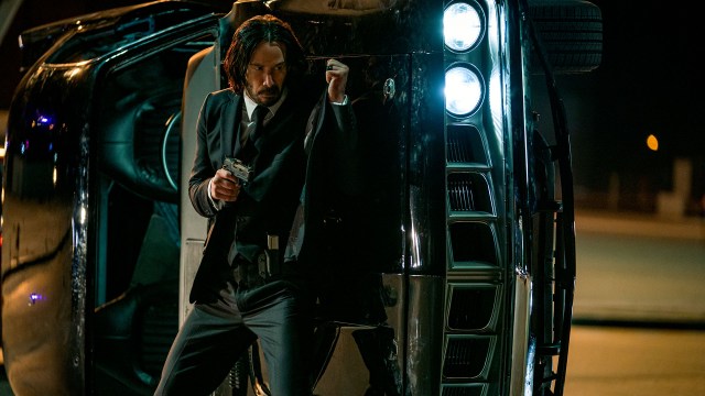 ACTIONFYLT: John Wick (Keanu Reeves) beskytter seg mot bevæpnede forfølgere i «John Wick: Chapter 4». Foto: Murray Close / Nordisk Film Distribusjon