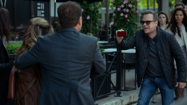 FULL AV TRIKS: Kiefer Sutherland spiller luringen John Weir som må bruke alt han har av kløkt og triks da han blir beskyldt for et mord, og samtidig avdekker en stor konspirasjon mot USA. FOTO: SkyShowtime