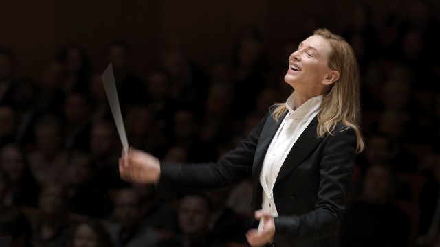 KRAFTPRESTASJON: Cate Blanchett briljerer som dirigent i Todd Fields «Tár». Foto: Florian Hoffmeister / Focus Features