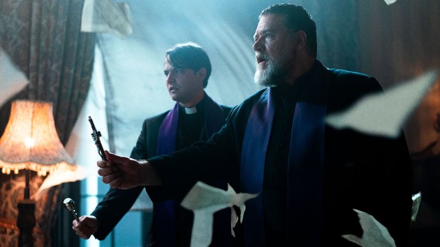 MØTER DEMON: Fader Gabriele Amorth (Russell Crowe) og fader Esquibel (Daniel Zovatto) må vifte med relikvier i «The Pope’s Exorcist». Foto: SF Studios