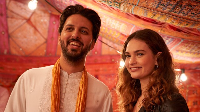 BARE GODE VENNER? Shazad Latif som Kazim og Lily James som Zoe i «What's Love Got to Do with It?». Foto: SF Studios