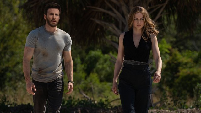 TULLER MED ACTION OG ROMANTIKK: Cole Riggan (Chris Evans) og Sadie (Ana de Armas) leker med sjangerklisjeene i det romantiske actionkomedieeventyret «Ghosted». FOTO: Apple TV+