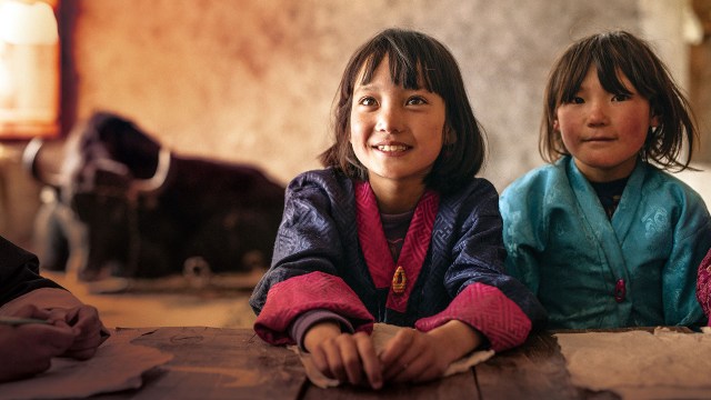 KLASSEKAPTEIN: Sjarmerende Pem Zam spiller seg selv i «Skolen ved verdens ende». Foto: Selmer Media