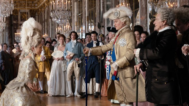 KURTISANE: Madame du Barry (Maïwenn) introduseres for kong Ludvig XV (Johnny Depp) i «Jeanne du Barry». Foto: Stephanie Branchu/Wild Bunch International