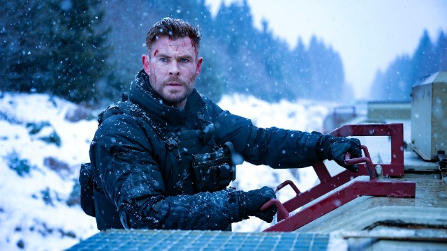 EFFEKTIV ACTIONHELT: Chris Hemsworth gjentar rollen som spesialsoldaten Tyler Rake i «Extraction 2». Foto: Jasin Boland/Netflix © 2023