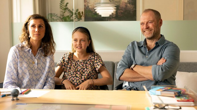 NY SKOLE: Piv (Katrine Greis-Rosendal) og Ulrik (Jacob Lohmann) møter rektor med datteren Hannah (Ida Skelbæk-Knudsen) i «Fedre & mødre». Foto: Another World Entertainment