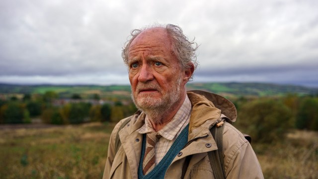 SØKER FORSONING: Harold Fry (Jim Broadbent) vil oppsøke en dødssyk venninne i «Harold Frys utrolige pilgrimsferd». Foto: Ymer Media AS