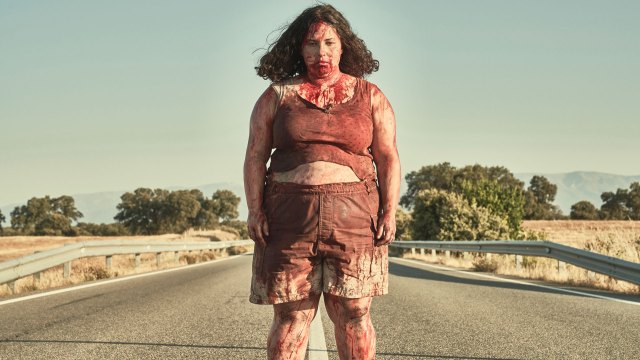 BLODIG KVALITETSFILM: Sara (Laura Galán) må hanskes med både grusomme mobbere og en knivglad seriemorder i  «Piggy». FOTO: Another World Entertainment