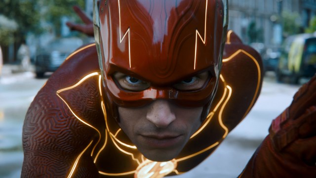 LYNRASK: Barry Allen (Ezra Miller) kalles ikke «The Flash» uten grunn. Foto: © 2023 Warner Bros. Entertainment Inc. All Rights Reserved.