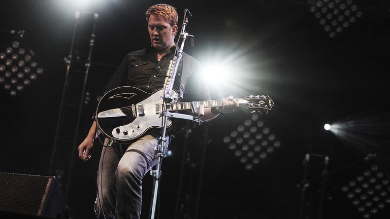Se QOTSA spille nytt album
