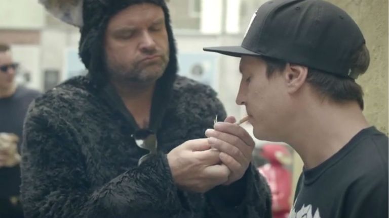 Her er videoen til «Styggen på ryggen»