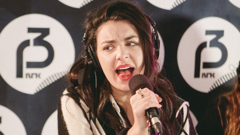 Se Charli XCX spille superhiten «Boom Clap» hos P3
