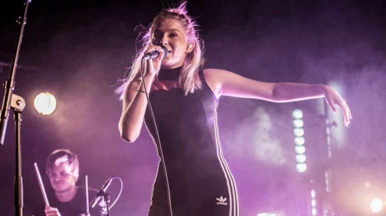 Musikk: Astrid S overrasker fansen med kirkekonsert