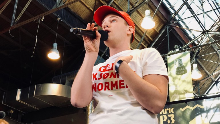 Opptrer for streikende ungdom: – Tror ikke Erna har baller nok til å la en hel generasjon stryke