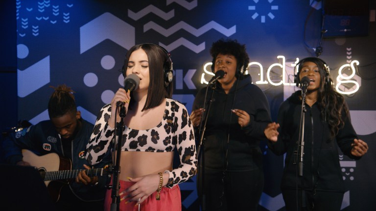 Se Mabel live hos Christine!
