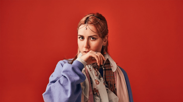Musikk: Iris lurte kommunen for gitar – fikk debutere med Store P