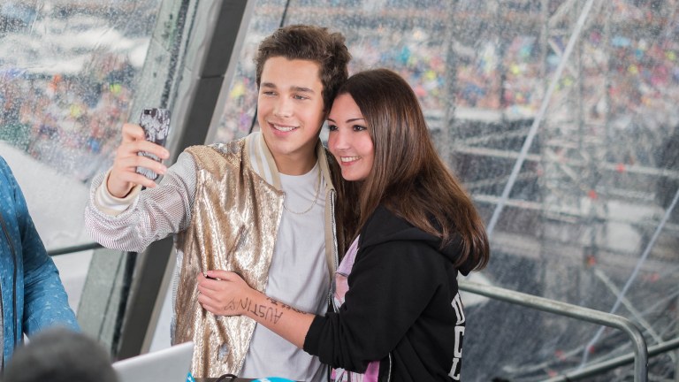 Her møter hun Austin Mahone