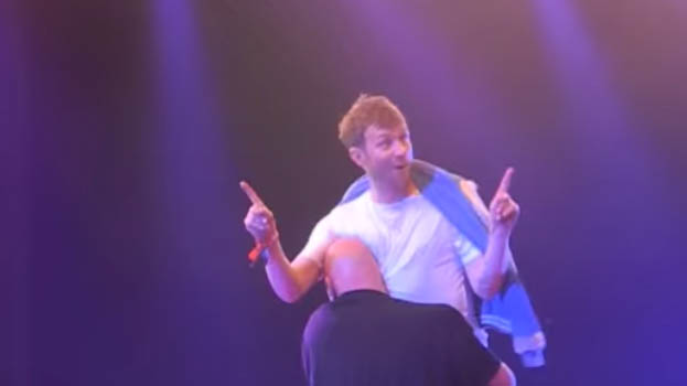 Musikk: Se Damon Albarn bli båret av scenen
