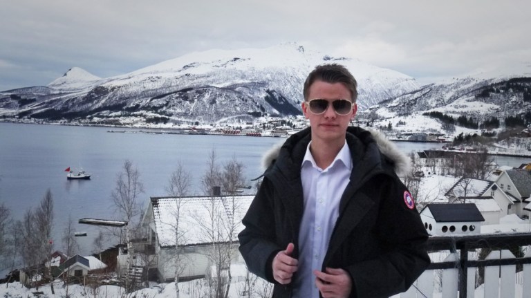 Simen (17) slutta på skolen for å bli milliardær