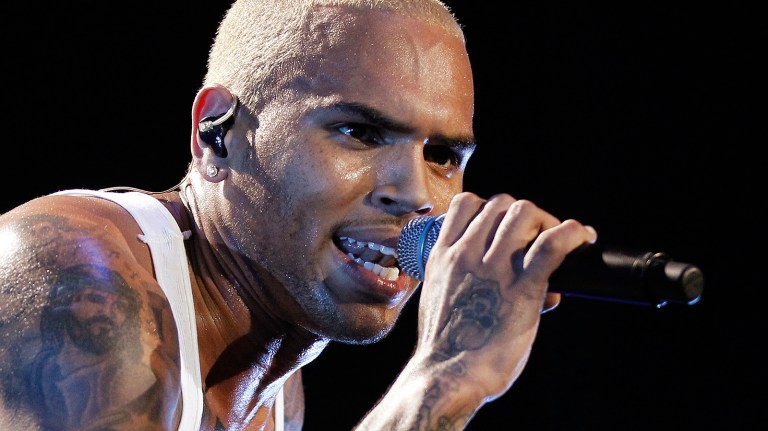Chris Brown tatt av politiet