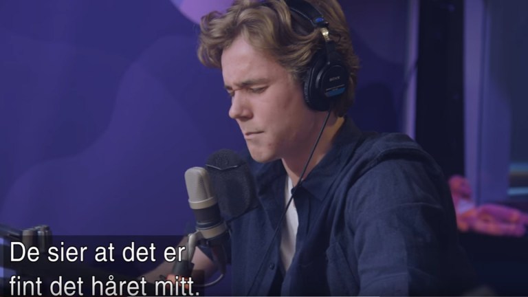 SKAM-Tarjei blir sangintervjua av Markus