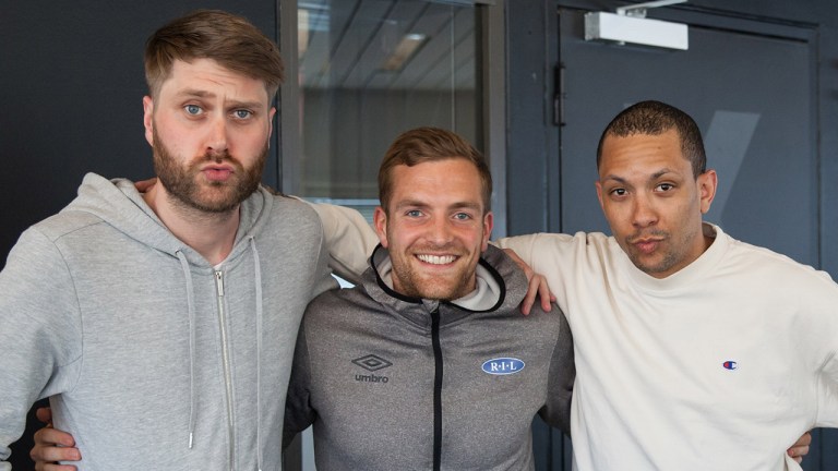Jobber i bank og er eliteseriekaptein på fritida