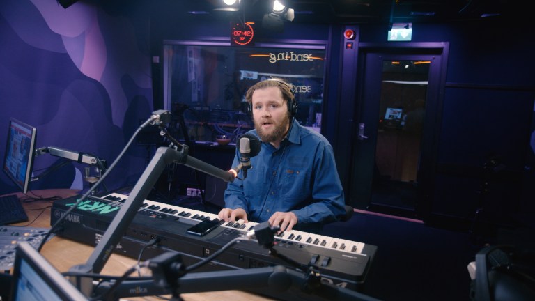 Video: Martin Lepperød har laget en sang for deg med dårlige vaner
