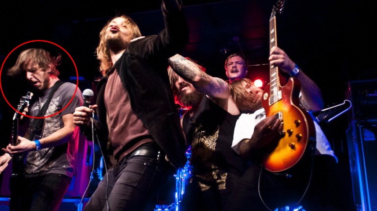 Kvelertak-profilen rocket så hardt på scenen at han måtte på legevakta
