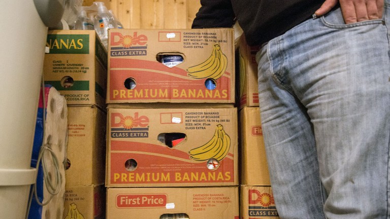 I årevis har Rolf førebudd seg på pandemi – på ein hemmeleg plass står kriselageret klart