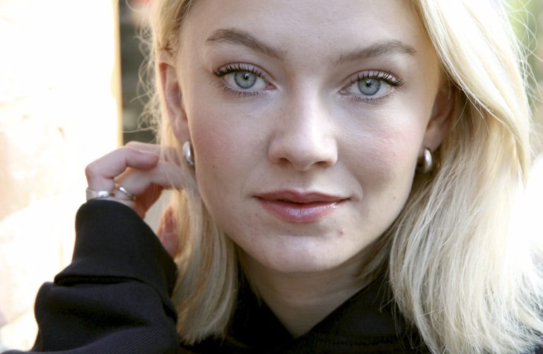 Astrid S får ikke lov til å røpe datoen for nytt albumslipp: – Jeg blir nesten litt flau