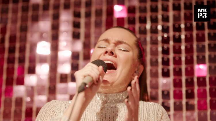 Høy gåsehudfaktor når Emelie Hollow fremfører «Monster» live