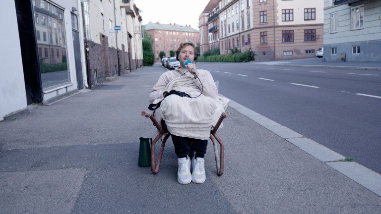 «Trill meg til jobb» – Martin prøver å rekke sending i en trillebår