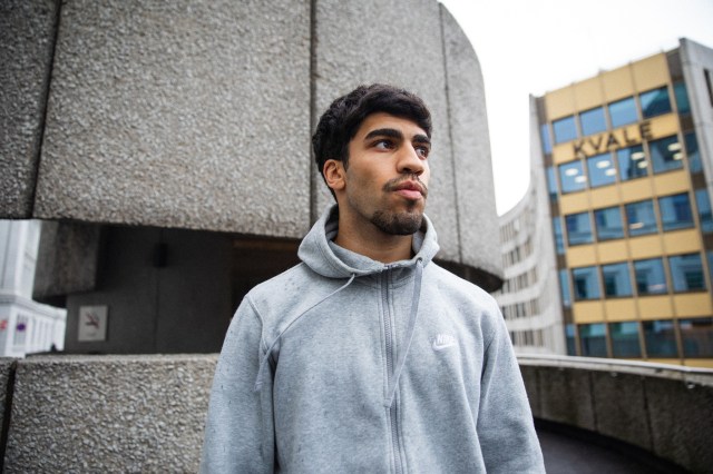 En ung mann i halvprofil stirrer melankolsk ut mot Oslo. Han har akkurat fortalt om en vond fortid for familien og hvordan han ønsker å lindre smertene til moren. Dette har helt klart preget ham.