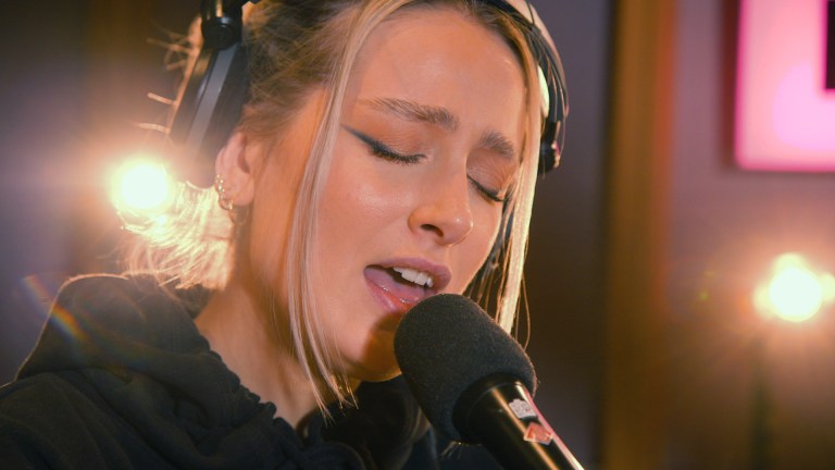 Emilie Adams med mystisk og nedstrippet versjon av fjorårets Eurovisionvinner