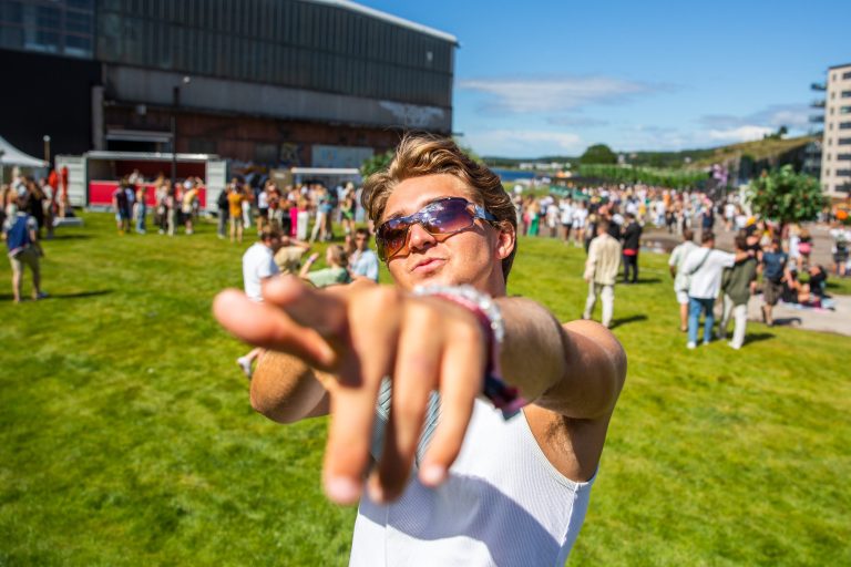 – Ikke klin midt i crowden på festivalen!