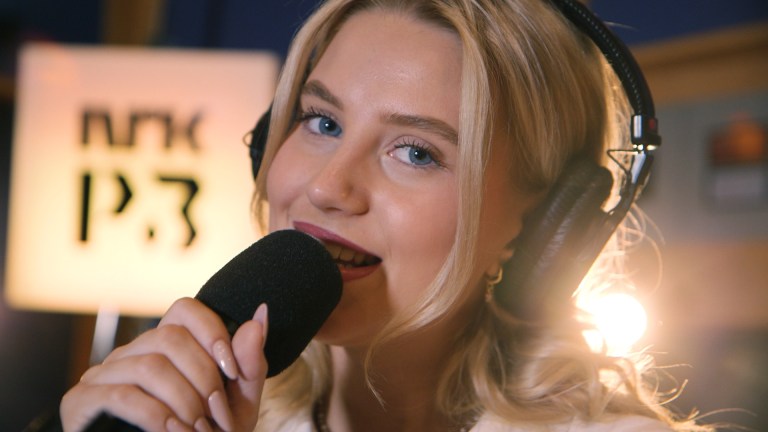 Celine Madelen gir oss frysninger med nedstrippet cover av «Bare bli elsket»