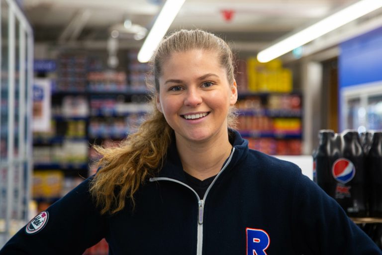 Cathrine (28) tjener mest i vennegjengen – jobber på Rema