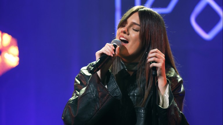 Emelie Hollow med nedstrippet versjon av Miley Cyrus sin store hit
