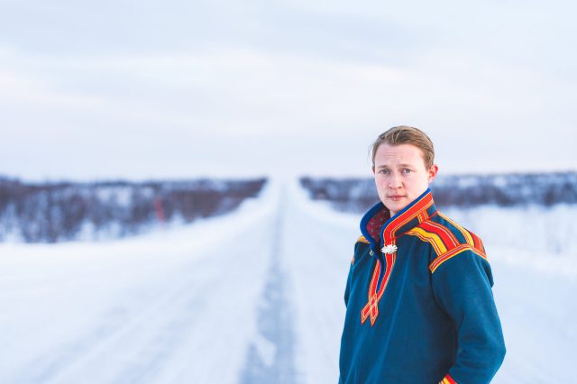 Emil Karlsen står ute i snøen med en samekofte.