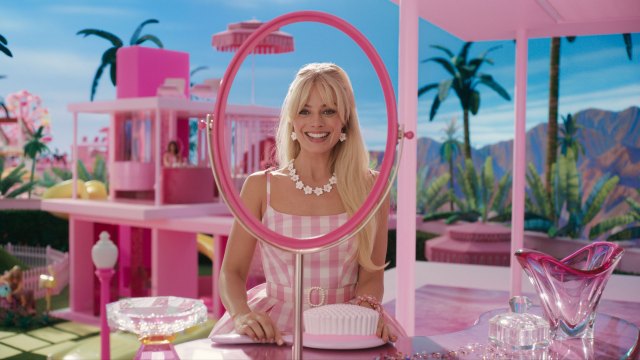 VITTIG BARBIE: Margot Robbie er leken og vittig i hovedrollen som Stereotypiske Barbie i «Barbie»-filmen. FOTO: Warner Bros. Entertainment