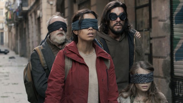 IKKE SE: Konseptet i «Bird Box Barcelona» er det samme som i originalfilmen. Vesener har inntatt jorden, og du kan dø hvis du ser på dem. Derfor er det tryggest med bind for øynene. FOTO: Andrea Resmini/Netflix