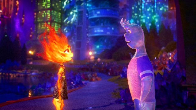 GOD KJEMI: Ild og vann tiltrekkes i Pixars nye film «ELEMENTAL», hvor Tirild (Mathilde Storm) og Evann (Even Bergan) blir forelsket. FOTO: Disney/Pixar