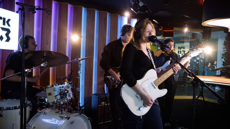 Månedens Urørt rocket studio med deres versjon av «I drop everything»