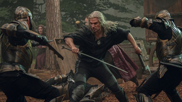 SVERDSVINGENDE HELT: Slagsmålene hvor Henry Cavill får vist seg frem som actionhelt er en av de store attraksjonene i fantasyserien «The Witcher». Han slår godt fra seg i sin tredje og siste sesong som monsterjegeren Geralt of Rivia. FOTO: Susan Allnutt/Netflix