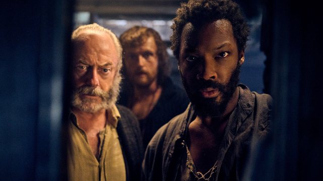 FORUROLIGENDE FUNN: Kaptein Elliot (Liam Cunningham) og Clemens (Corey Hawkins) oppdager noe uforklarlig i «Dracula - The Last Voyage of the Demeter». Foto: Nordisk Film Distribusjon