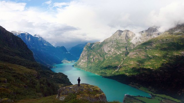 FIN UTSIKT: Jørgen Mykløen skuer ut over Oldedalen i «Fedrelandet». Foto: Norsk Filmdistribusjon