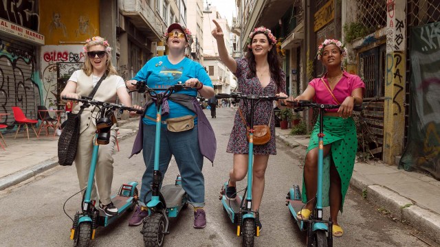 GJENFORENES: Venninnene Heather (Alice Low), Claire (Jayde Adams), Rachel (Aisling Bea) og Zoe (Amaka Okafor) i «Greatest Days». Foto: Rob Baker Ashton/Ymer Media AS